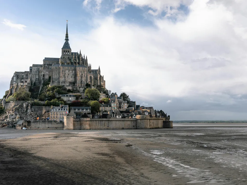 image libre de droit sur https://www.pexels.com/fr-fr/photo/chateau-au-bord-de-la-mer-2309270/