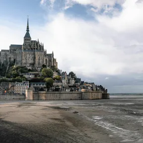 image libre de droit sur https://www.pexels.com/fr-fr/photo/chateau-au-bord-de-la-mer-2309270/